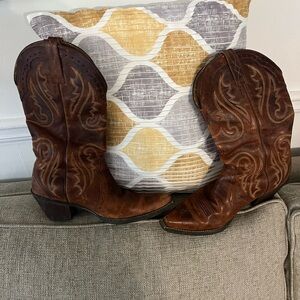 Ariat ladies western boots. Heritage  size 9